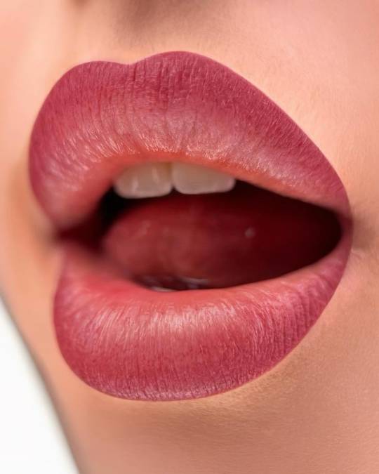 Татуаж губ в техніці омбре