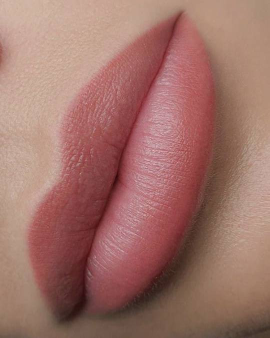 Татуаж губ (омбре)