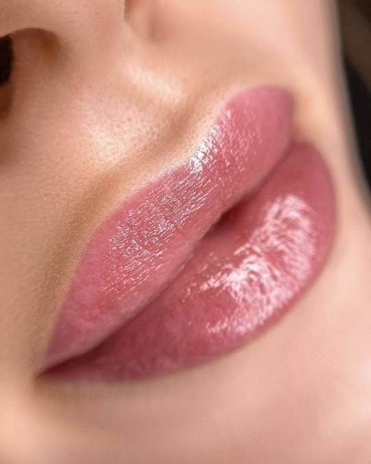 Акварельні губи